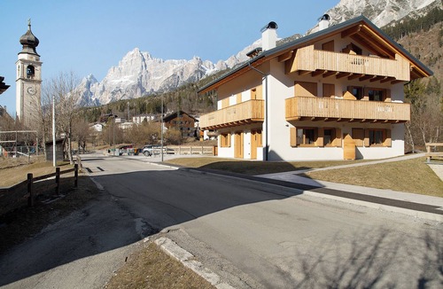 Borca di Cadore Apartment | Apartment 'La Casa Di Hilde' with Mountain View, Private Terrace and Wi-Fi