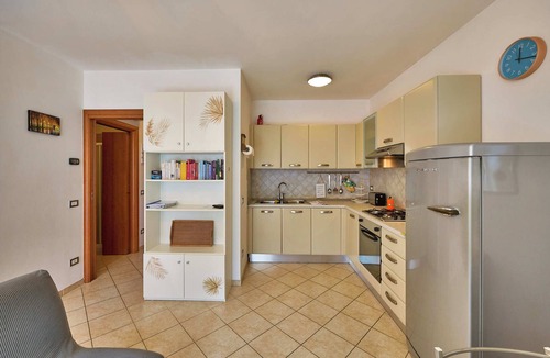 Montioni Apartment | Apartment 'Madonnina In Lazise' with Shared Pool, Wi-Fi and Air Conditioning