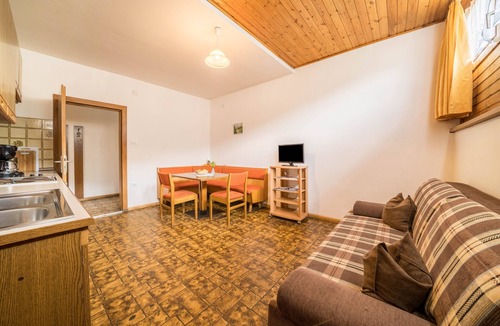 Lana Apartment | Apartment "Mutspitz Leilichhof" with Mountain View, Wi-Fi, Balcony & Garden