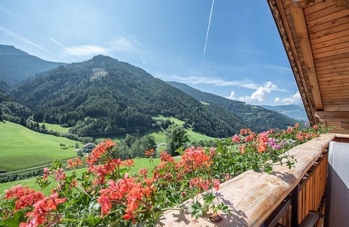 Funes Apartment | Apartment "Oberglarzhof Zirbel" with Mountain View, Garden & Wi-Fi