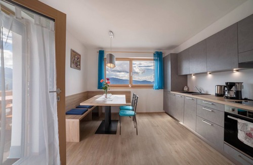 Tirolo Apartment | Apartment "Oberhochmuthof" with Beautiful View at the "Meraner Höhenweg"