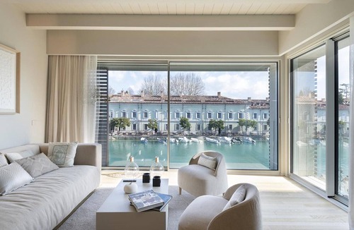 Peschiera del Garda City Centre Apartment | Apartment 'Palazzo Cordigero - Canale' with Canal View, Wi-Fi and Air Conditioning