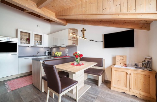 Naturno Apartment | Apartment "Sagschneiderhof Red Delicious" with Mountain View, Garden & Wi-Fi