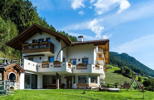 Valle Aurina Apartment | Apartment "Schwarzenstein" with Shared Whirlpool & Garden