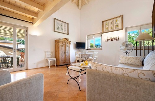 Puegnago del Garda Apartment | Apartment 'Superior Diamante' with Shared Pool, Wi-Fi and Air Conditioning