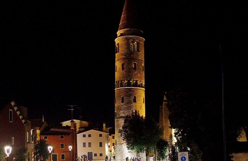 Old Town Apartment | Apartment 'Trilocale 5 Isola Di Pasqua Caorle' with Private Terrace, Wi-Fi and Air Conditioning