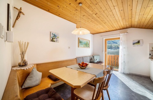 Naturno Apartment | Apartment 'Typ A Pöder's Haus' with Mountain View, Shared Garden and Wi-Fi
