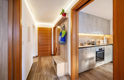Tirolo Apartment | Apartment "Unterortsgut" with Private Garden & Wi-Fi
