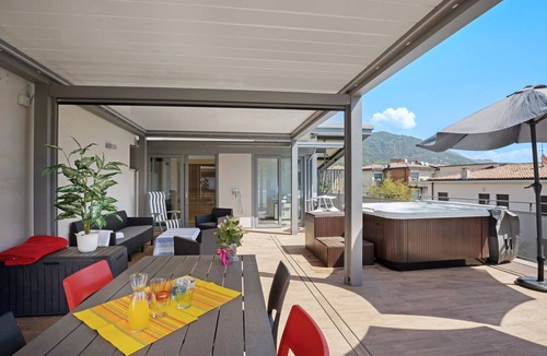 Salo Apartment | Apartment "Villa Donne del Lago Vittoria" with Lake View and Shared Pool