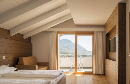 Tirolo Apartment | Apartment with large south-facing terrace, incl. garage parking space