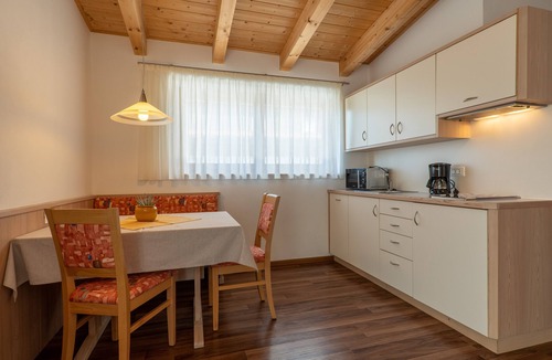Tirolo Apartment | Apartment "Wohnung 2 Dachgeschoss" with Mountain View, Wi-Fi & Balcony