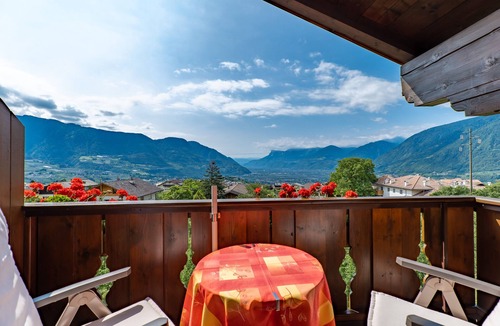 Tirolo Apartment | Apartment "Wohnung 2 Dachgeschoss" with Mountain View, Wi-Fi & Balcony