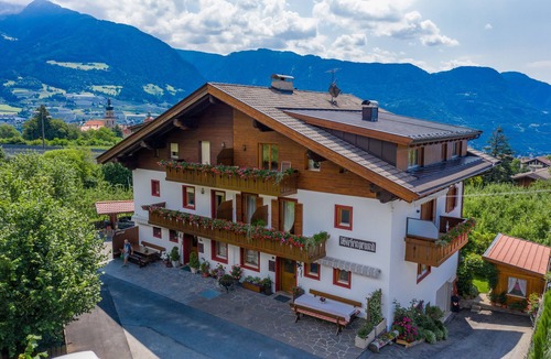 Tirolo Apartment | Apartment "Wohnung 2 Dachgeschoss" with Mountain View, Wi-Fi & Balcony