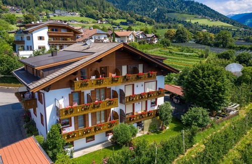 Tirolo Apartment | Apartment "Wohnung 2 Dachgeschoss" with Mountain View, Wi-Fi & Balcony