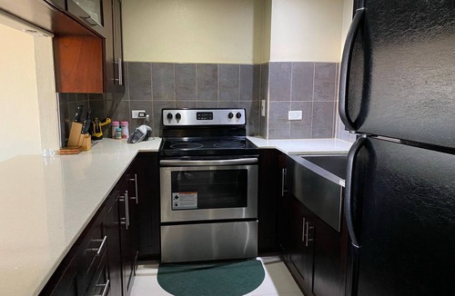 Kingston Condo | Appealing 3 bedroom with Pool, Balcony and Scenic View, Kingston Waterfront.