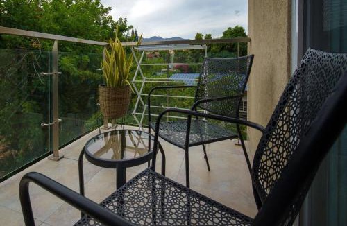 Kingston Apartment | Apt Near Devon - Kingston- POOL- B306 FIWI