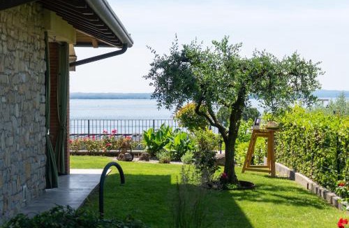 Montioni Apartment | Ausblick Lazise Gardasee - Ferienhaus mit Seeblick, Infinity Pool, Garten und Garage