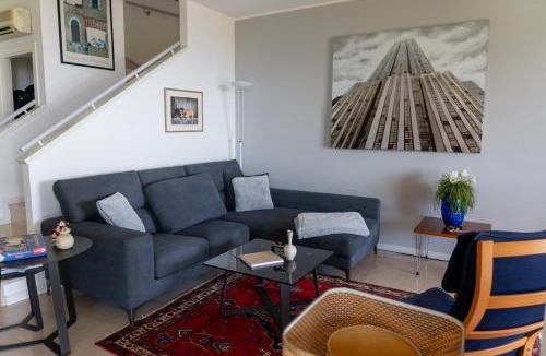 Montioni Apartment | Ausblick Lazise Gardasee - Ferienhaus mit Seeblick, Infinity Pool, Garten und Garage