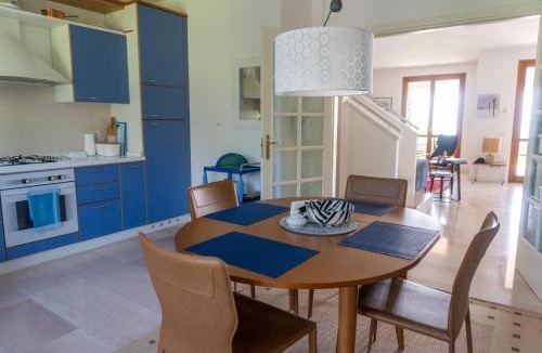 Montioni Apartment | Ausblick Lazise Gardasee - Ferienhaus mit Seeblick, Infinity Pool, Garten und Garage