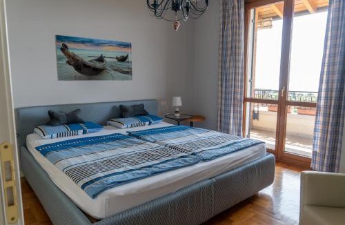 Montioni Apartment | Ausblick Lazise Gardasee - Ferienhaus mit Seeblick, Infinity Pool, Garten und Garage