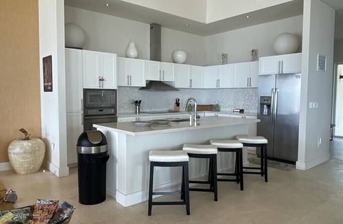 Alice Town House | Beautiful Marina View Estate