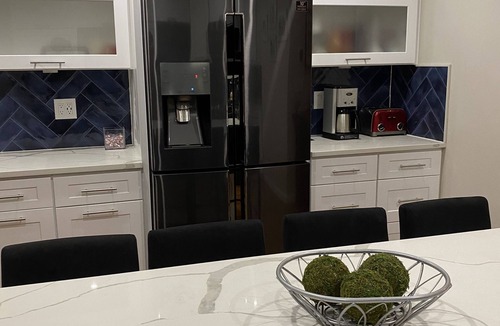 Brooklyn House | Beautiful Spacious - 2 bedroom, Main Floor Apartment, Backyard and Free Parking