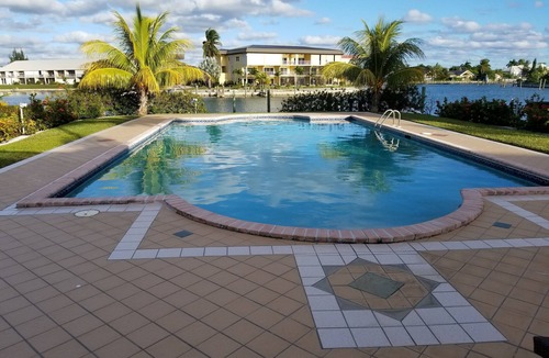 Bahamia West House | Beautiful Townhome on canal with dock slip, 2 min drive to the beach