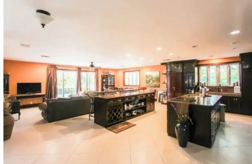 Windsor Park Villa | Beautiful Villa with Beach Access