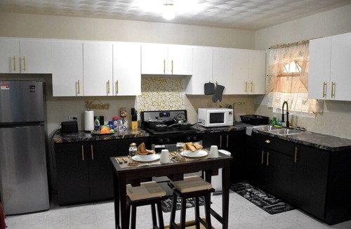 Nassau Apartment | Beautifully Spacious 1BDR/FREE PARKING