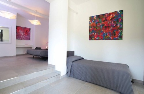 Palazzolo dello Stella Bed & Breakfast | Bed and Breakfast Loggia degli Artisti 'Deluxe Room One' with shared pool and air conditioning