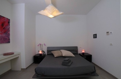 Palazzolo dello Stella Bed & Breakfast | Bed and Breakfast Loggia degli Artisti 'Deluxe Room One' with shared pool and air conditioning