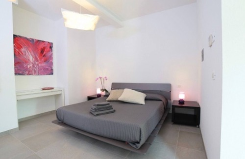 Palazzolo dello Stella Bed & Breakfast | Bed and Breakfast Loggia degli Artisti 'Quadruple Deluxe Room' with pool and air conditioning