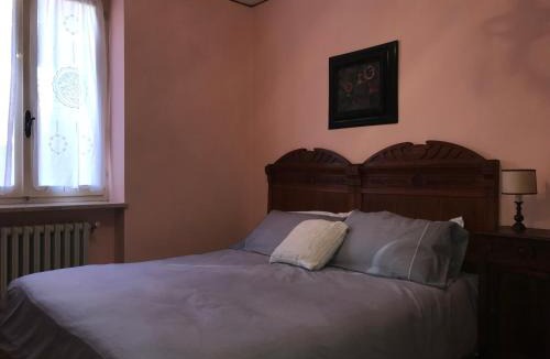 La Morra Apartment | Bed & Roses “Gege”