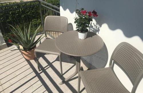 Montioni Apartment | BLUE APARTMENT - a due passi dal lago, parcheggio privato