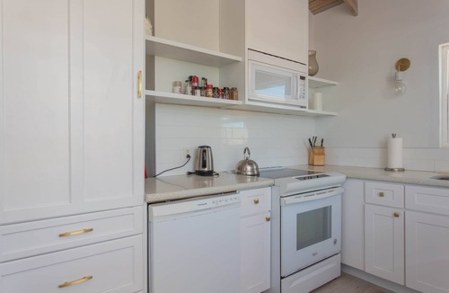 William's Town House | Blue Point Cottage, Blue Point Cottage - cozy home for families & couples - oceanfront w/hot tub!