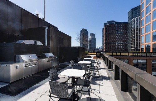 Greenpoint Apartment | Blueground | Greenpoint, pool & w/d, nr park