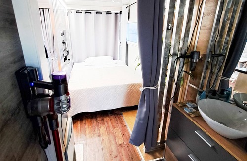 Porto Levante Boat Rental | Boathouse "Floating Home Delta del Po" with Terrace, Whirlpool & Wi-Fi