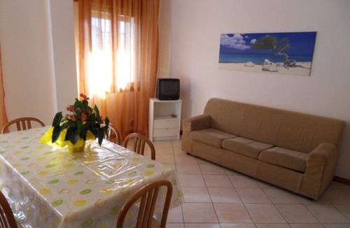 Rosapineta Apartment | Bright flat in a colourful building - Beahost