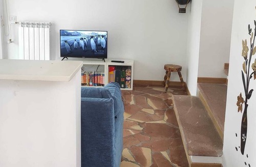 Zona LIII Tomba di Nerone Apartment | Bright open space overlooking the garden: Casa Dei Leoni.