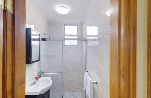 Borough Park Apartment | Brooklyn 2 Bedroom - 30 mins to Manhattan! Easy access to train!
