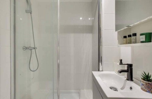 Porte-Saint-Martin Apartment | Canal St Martin - Modern studio
