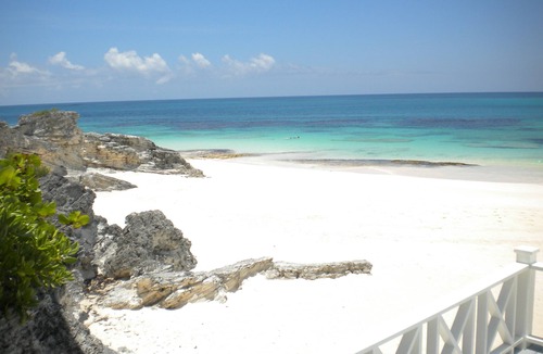 Cherokee Sound House | Captains View Nestled on the Beach