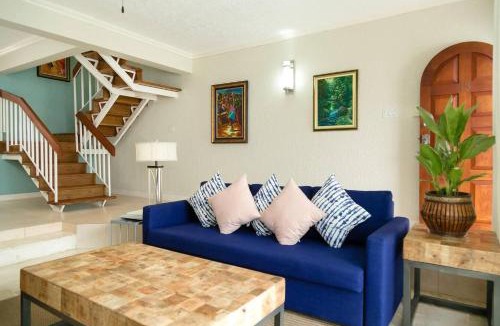 Kingston House | Captivating 2-Bed Town-House in Kingston