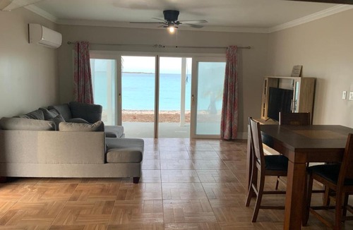 Tar Bay Apartment | Casa Del Marjorie 2 bedroom beach house, beach right at your door steps,