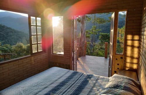 Teresopolis Ski Chalet | Casa Mohini Refúgio nas montanhas de Teresópolis Quarto com deck rede suspensa lareira cachoeira e piscina