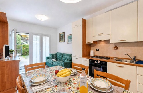 Colà Di Lazise House | Casa Zini- Garden Flat with Shared Pool, Colà di Lazise, Italy