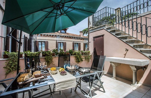 Castello Apartment | Castello 2 Bedroom Apartment with Amazing Canal View