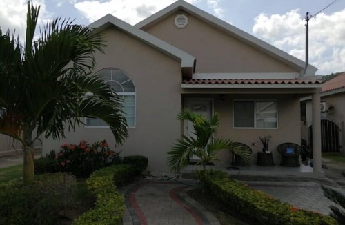 Kingston House | Caymanas Sea Breeze