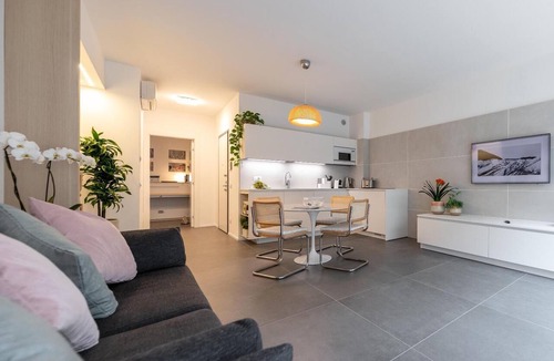 Como Apartment | Central 2BR Apartment – Private Parking – Long Term Welcome