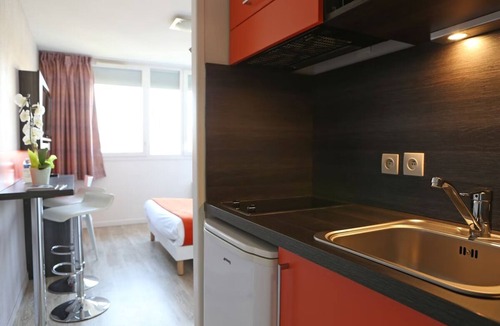 Chevilly-Larue Hotel | Central Apartment w/Kitchenette: Near Tramway for Easy Commute